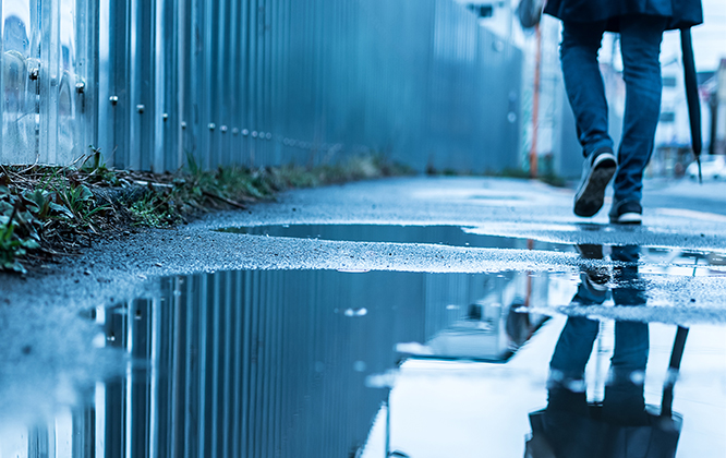 梅雨や荒天時の日常的リスクと防犯対策とは